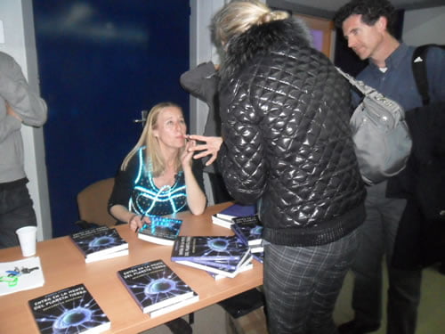Bianca Atwell firmando ejemplares de su libro Noosfera.