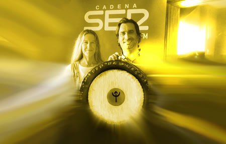 El Gong Master Diego Montenegro junto a Bianca Atwell en el estudio de la Cadena Ser con su Gong planeta  "Neptuno". Uno de los Gongs planetarios más utilizados.