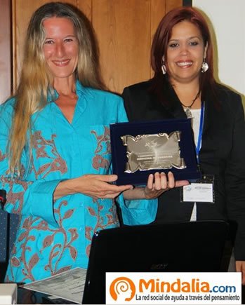 Bianca Atwell recibe una placa de agradecimiento por su ponencia en el Congreso Internacional de Medicina Integrativa.